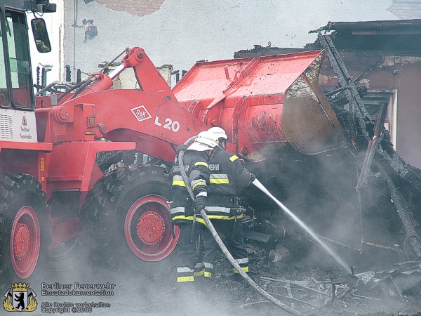 Brandschutt wird abgelöscht