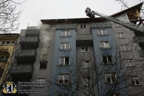 Rauch dringt aus der Brandwohnung