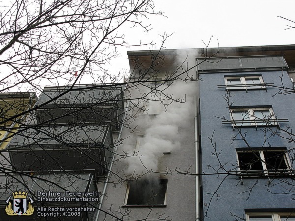 Rauch dringt aus der Brandwohnung