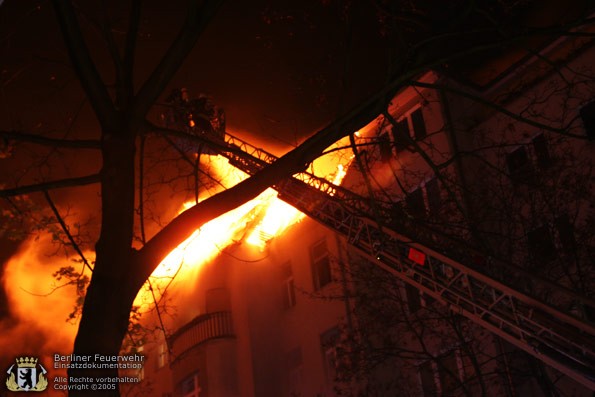 Flammen schlagen aus dem Dachstuhl