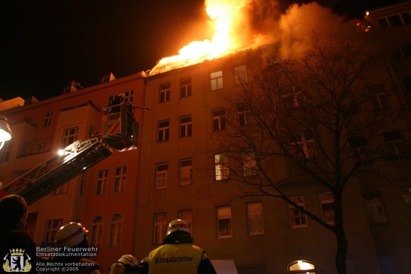 Flammen schlagen aus dem Dachstuhl