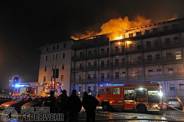 Flammenschein über dem Gebäude
