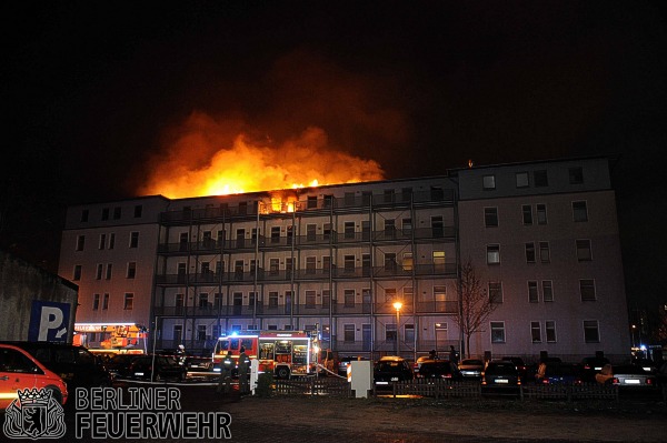 Flammenschein über dem Gebäude