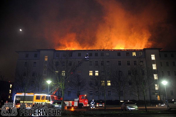 Flammenschein über dem Gebäude