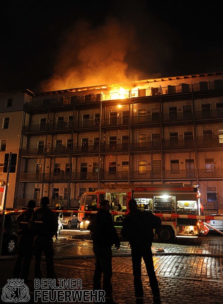 Flammenschein über dem Gebäude