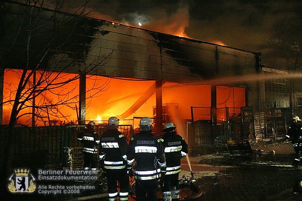 Vor der Halle