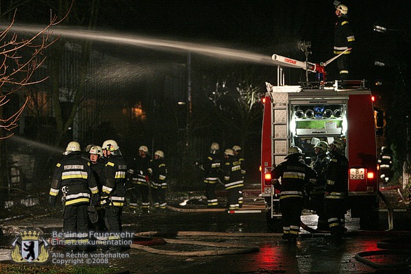 Brandbekämpfung mit Werfer eines TLF