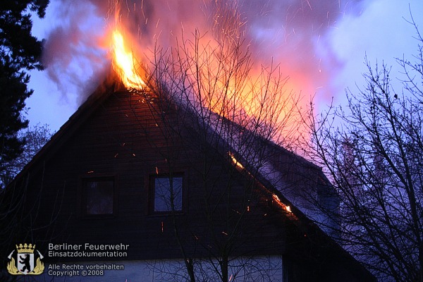 Flammen schlagen aus dem Dach