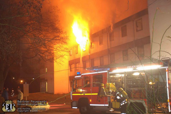 Flammen schlagen aus Fenster
