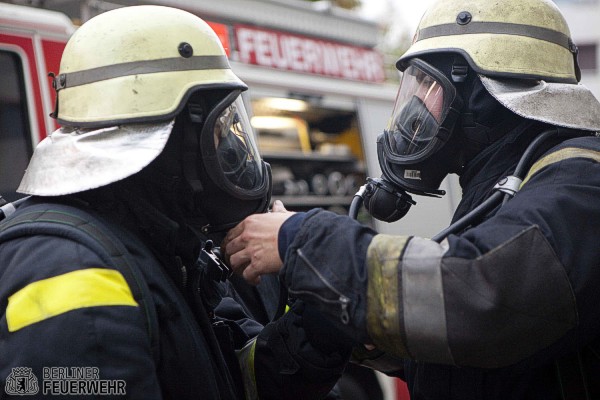 Atemschutzmasken werden angelegt