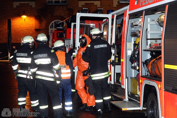 Einsatzkräfte mit Chemieschutzoverall