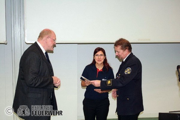 Verleihung des Rettungspreises (v.l. Klaus Luszeit, Esra Gecay, LBD Wilfried Gräfling)
