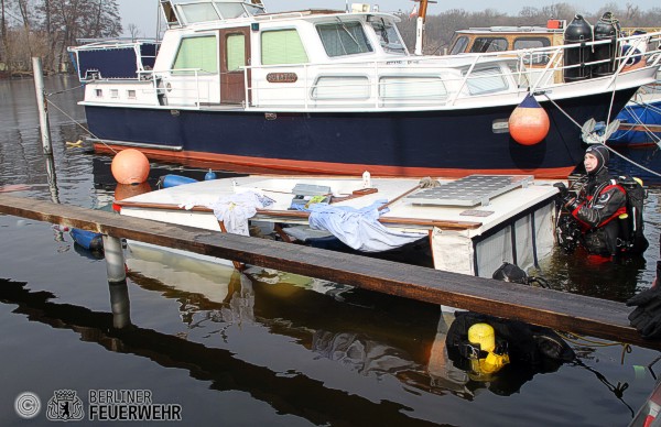 Gesunkenes Sportboot