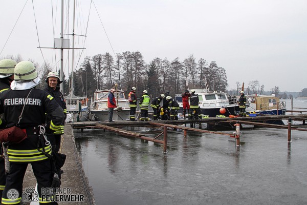 Gesunkenes Sportboot