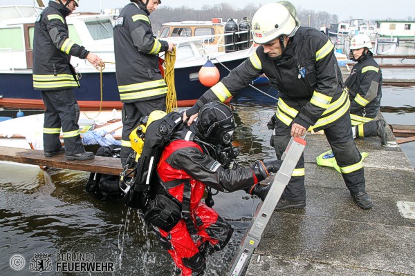 Feuerwehrtaucher im Einsatz