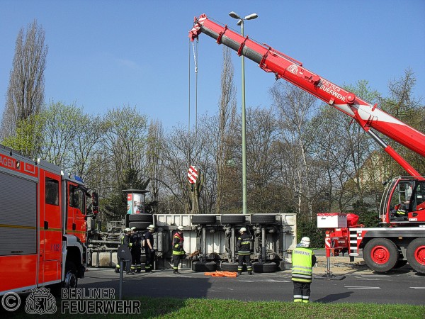 LKW wird aufgerichtet