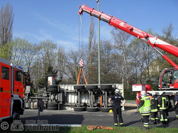 LKW wird aufgerichtet