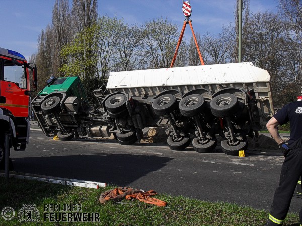 LKW wird aufgerichtet