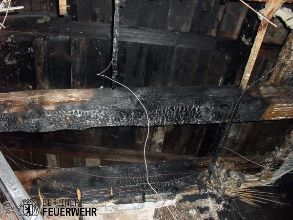 Durchbrand ins Dach