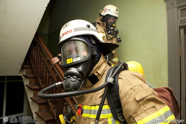 Einsatzkräfte mit Atemschutz