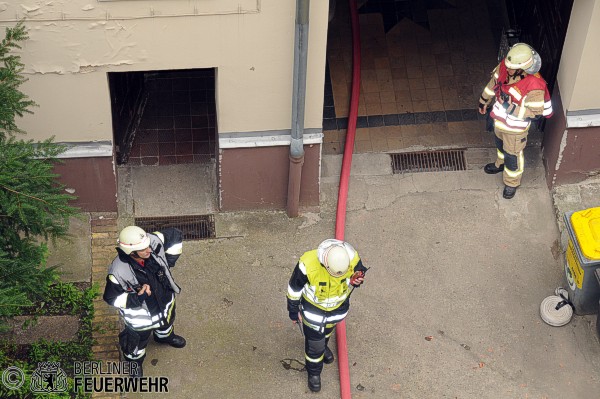 Einsatzleiter im Innenhof