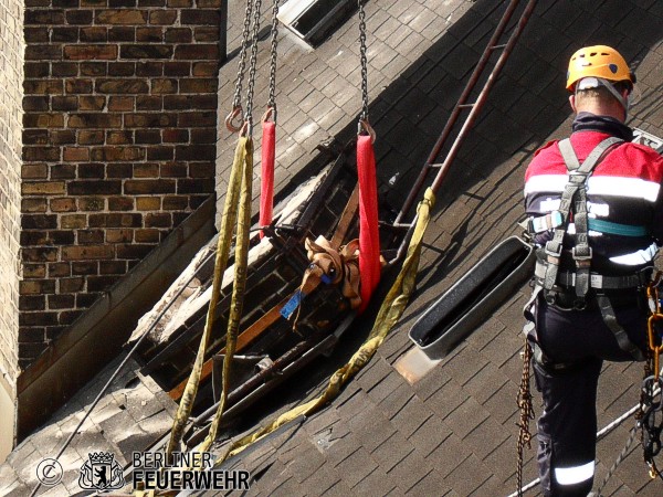 Bergung des Schornsteinkopfes