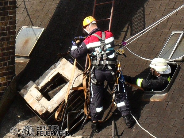 Bergung des Schornsteinkopfes