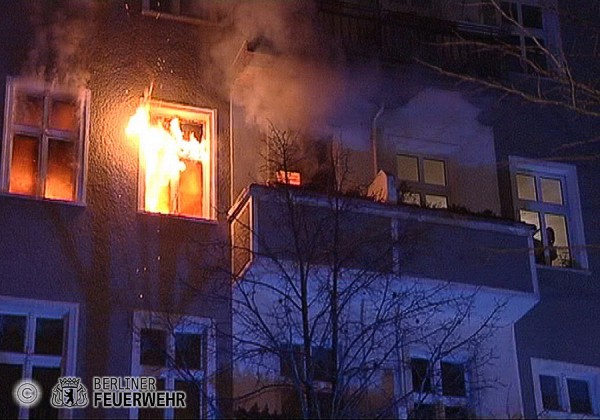 Flammen schlagen aus dem Fenster