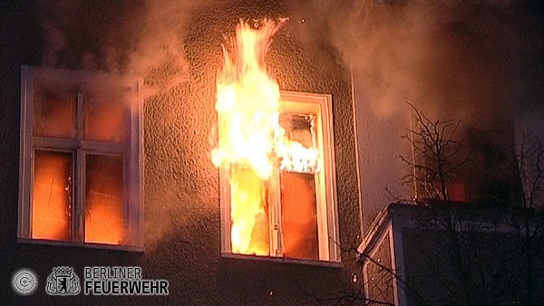 Flammen schlagen aus dem Fenster