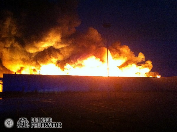Lagerhalle im Vollbrand