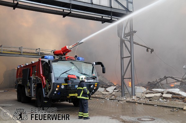 Flugfeldlöschfahrzeug im Einsatz