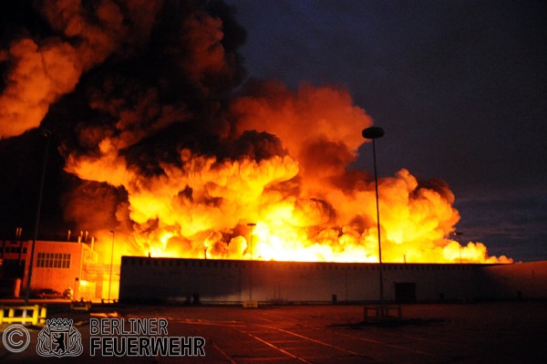 Lagerhalle im Vollbrand