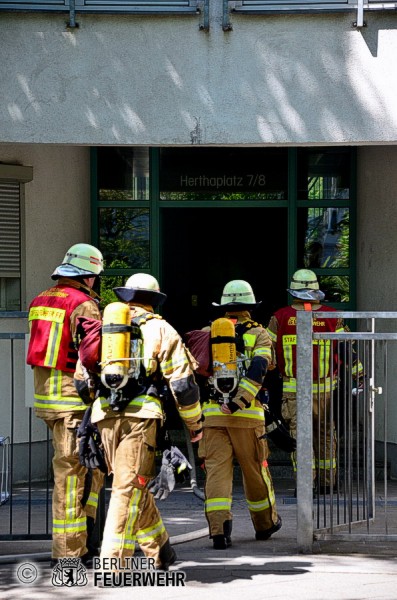 Feuerwehrleute mit Atemschutz