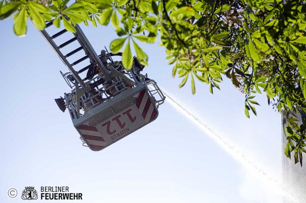 Löscharbeiten von einer Drehleiter