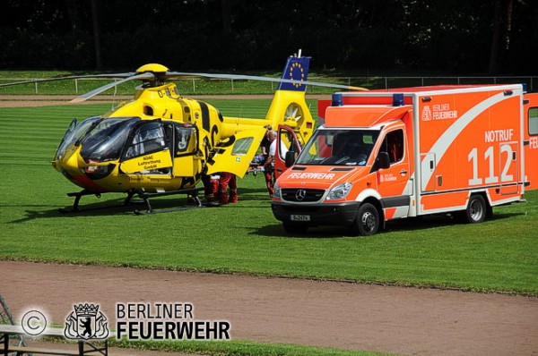 Übergabe an den Rettungshubschrauber