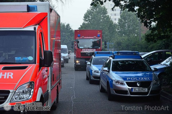 Einsatzkräfte am Löschfahrzeug