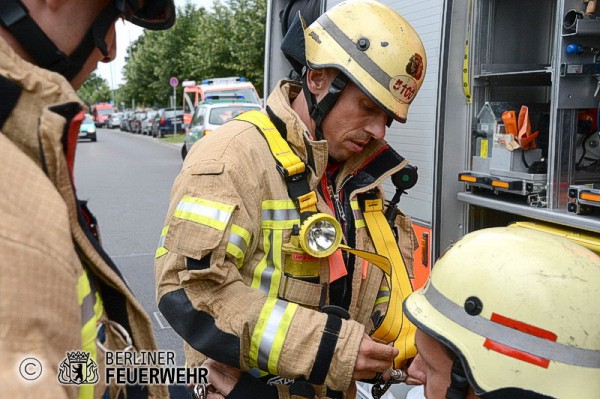 Einsatzkräfte am Löschfahrzeug