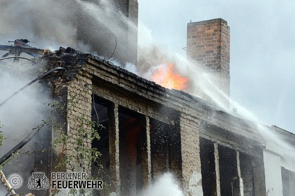 Flammen am Dach der Halle