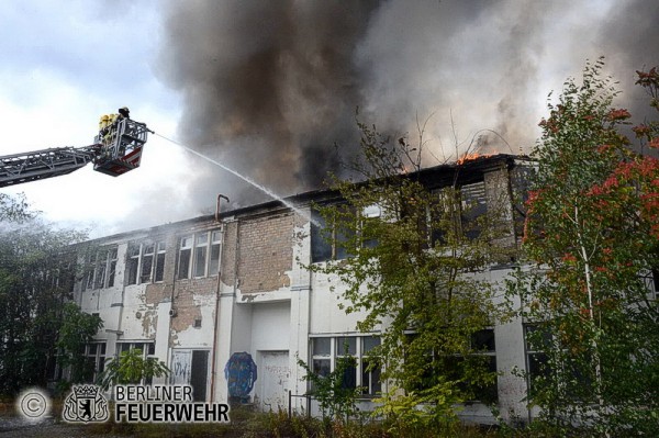 Löscharbeiten über eine Drehleiter