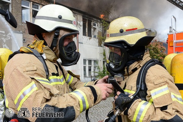 Einsatzkräfte mit Atemschutz
