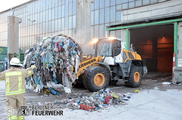 Radlader bring Brandschutt