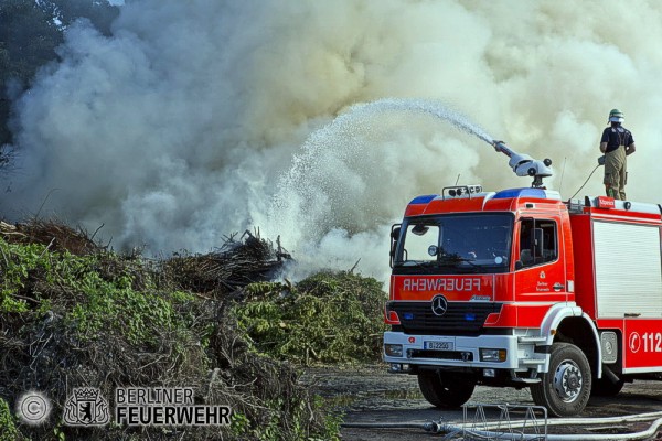 Löscharbeiten über einen Werfer des TLF