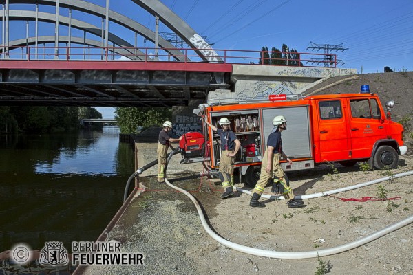 Kameraden der Freiwilligen Feuerwehr bei der Löschwasserversorgung