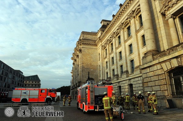Einsatzfahrzeuge am Berliner Reichstag