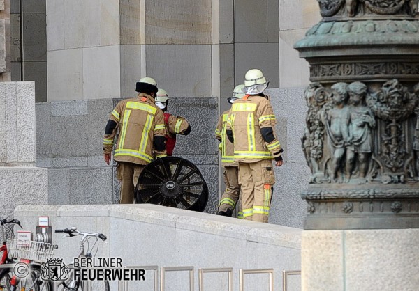 Drucklüfter wird in Stellung gebracht