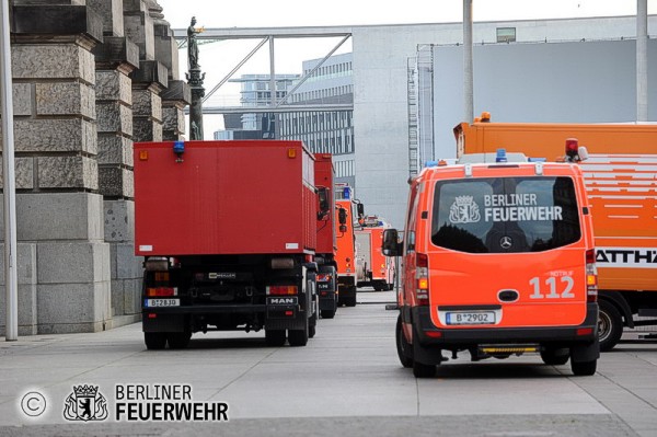 Einsatzfahrzeuge am Berliner Reichstag