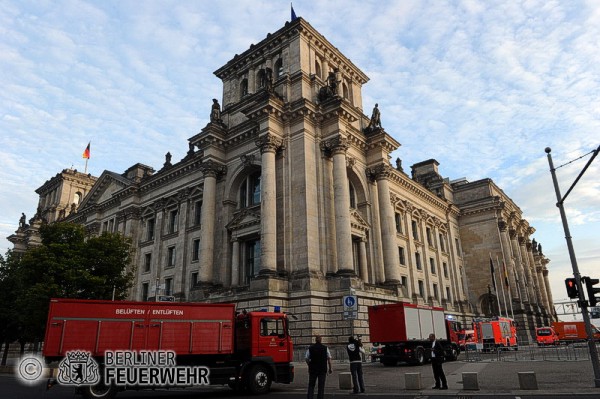 Einsatzfahrzeuge am Berliner Reichstag