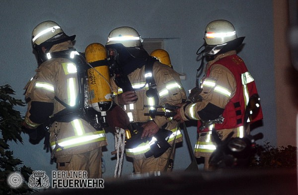 Einsatzkräfte mit Atemschutz