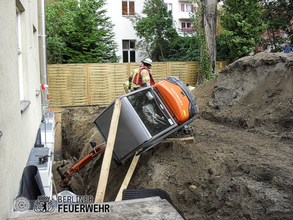 Bagger droht abzurutschen