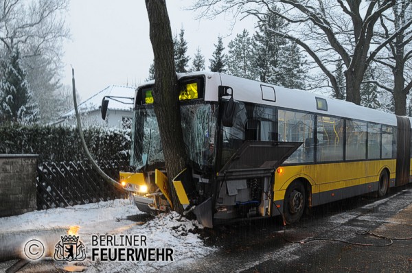 Bus gegen Baum